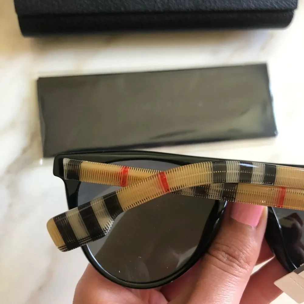 Burberry reposhing this