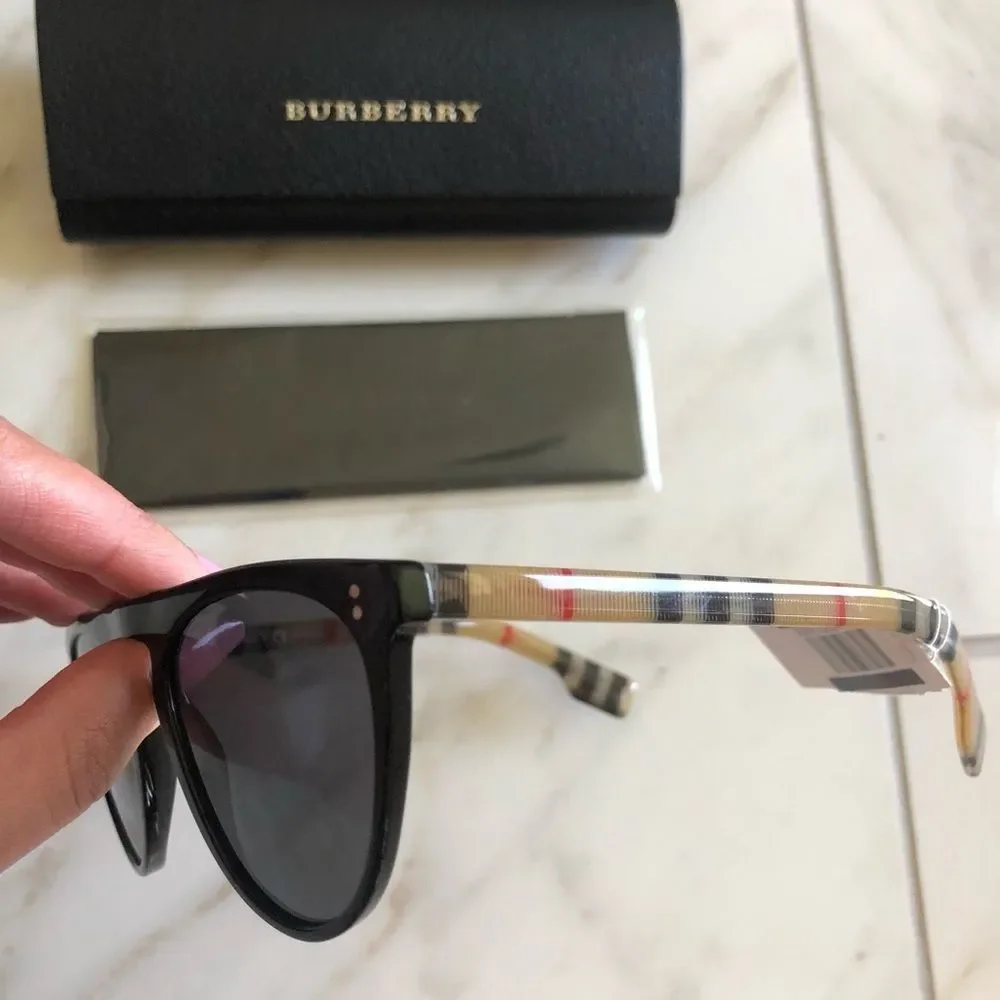 Burberry reposhing this