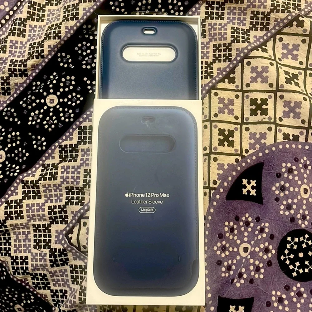 MagSafe iPhone 12 Pro Max leather sleeve