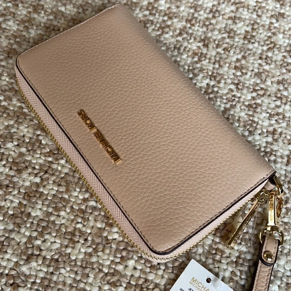 Michael Kors multifunctional or compartment