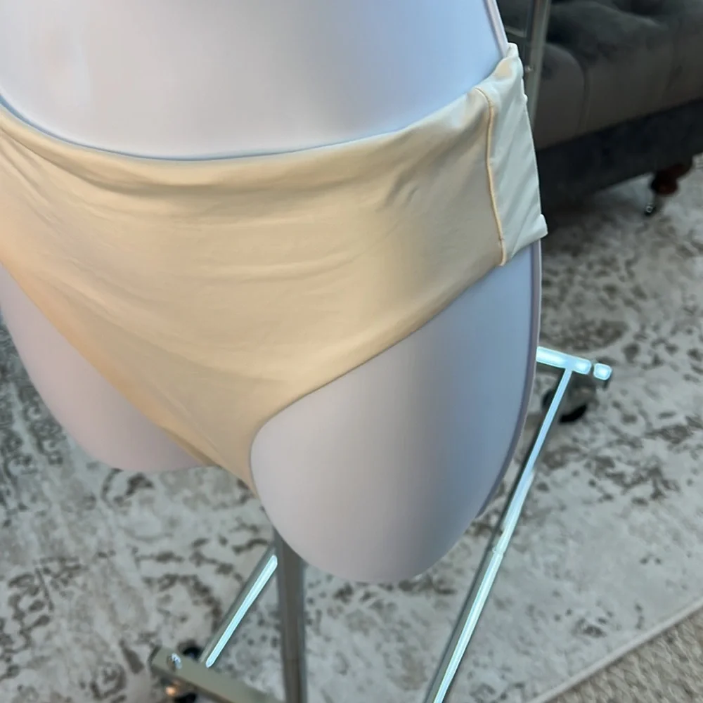 Skims mid waist bottom