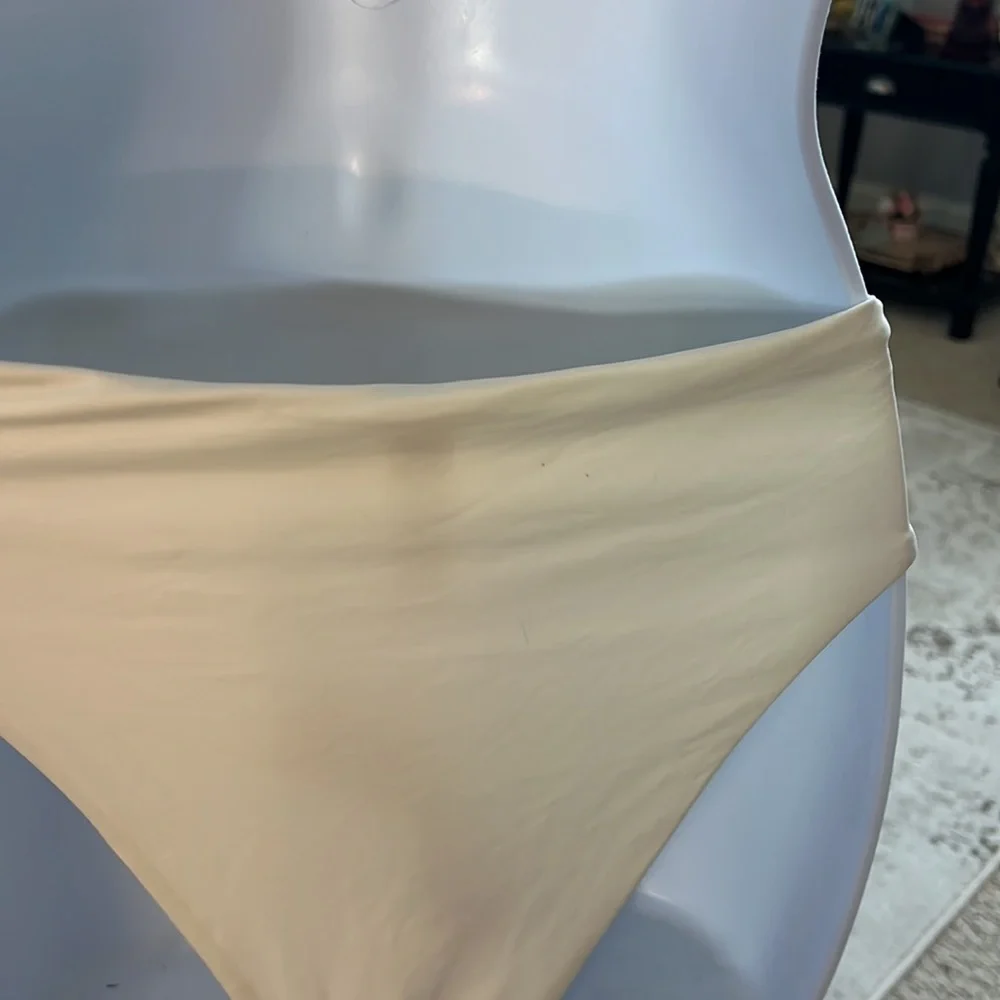 Skims mid waist bottom