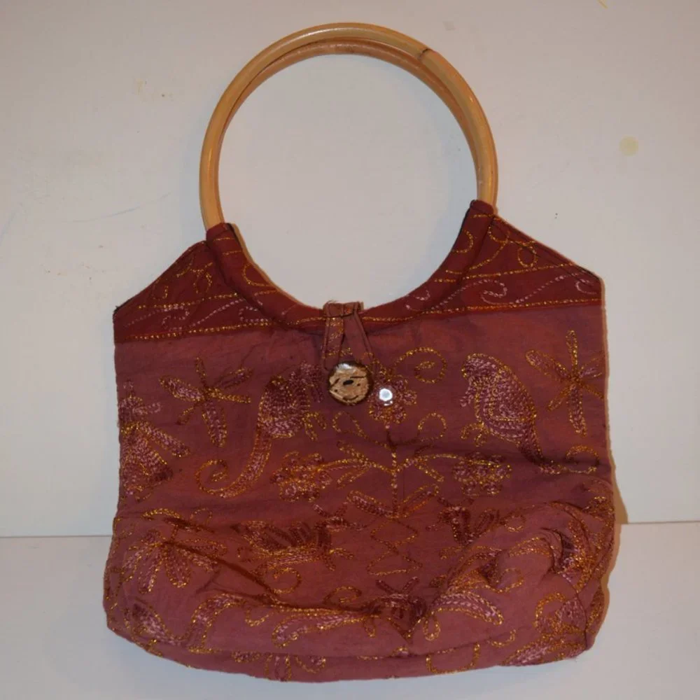 MAO-MIEW J.Jsec.16 Red Embroidery Gold Accents Wood Bamboo Handles Hand Bag