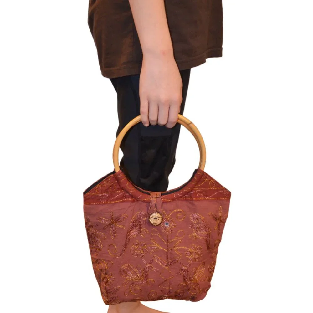 MAO-MIEW J.Jsec.16 Red Embroidery Gold Accents Wood Bamboo Handles Hand Bag
