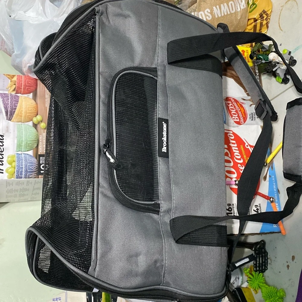 Cat carrier never been used.