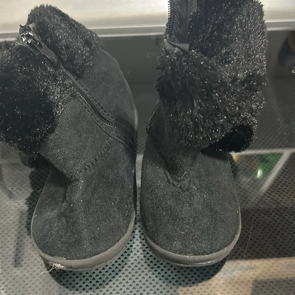Girls size 6 Pom Pom faux fur boot winter snow suede like upper