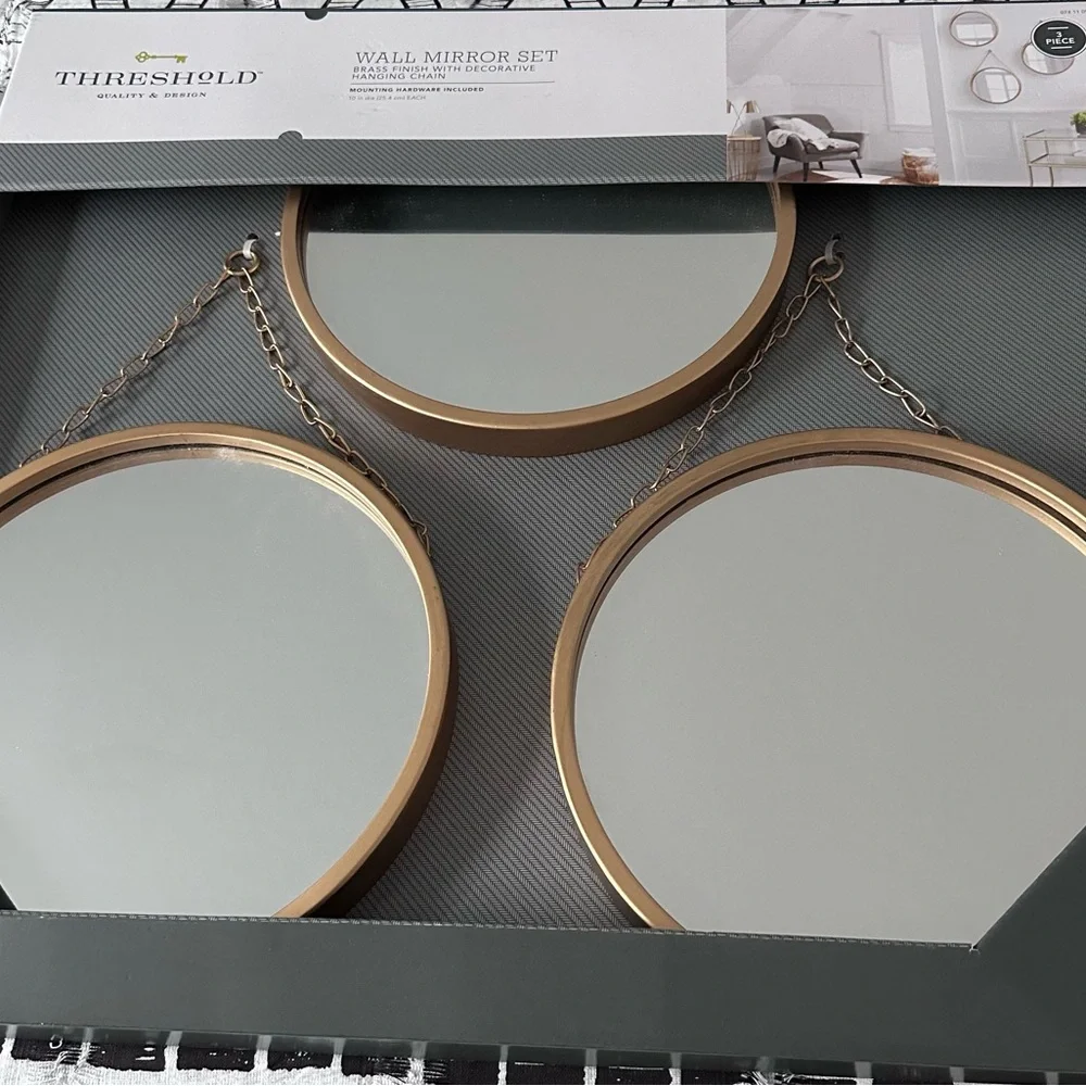 Hold wall mirror set