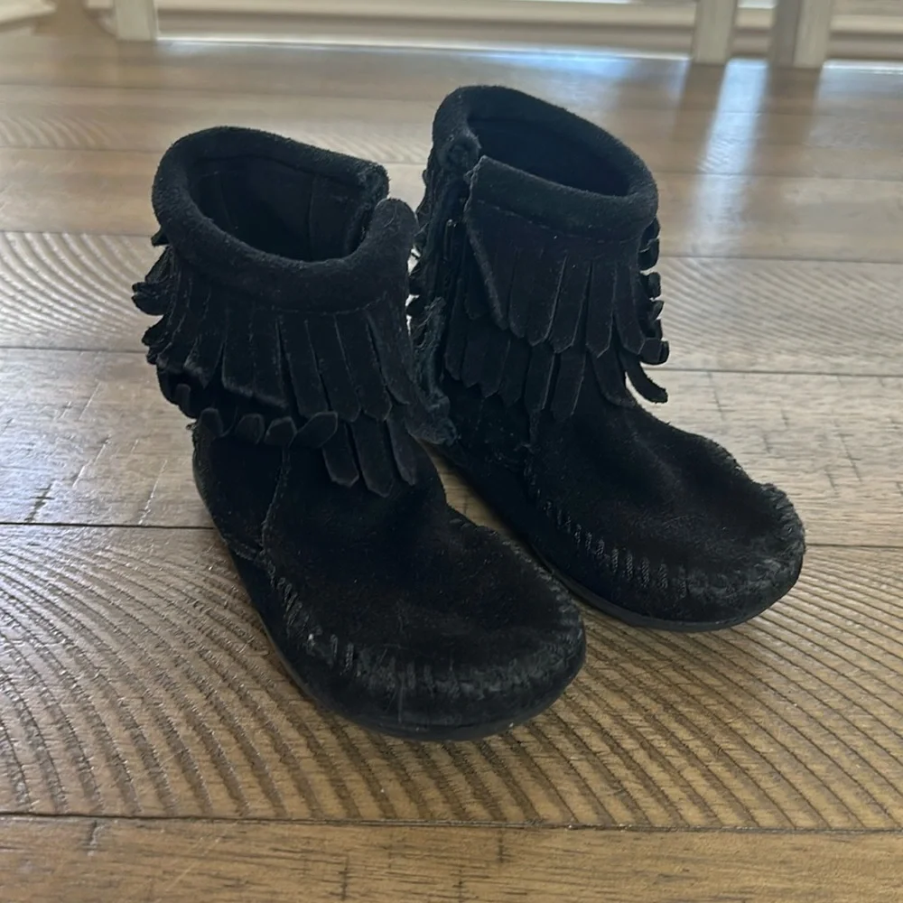 MINNETONKA CHILD SIZE 7 TODDLER BLACK BOOTS