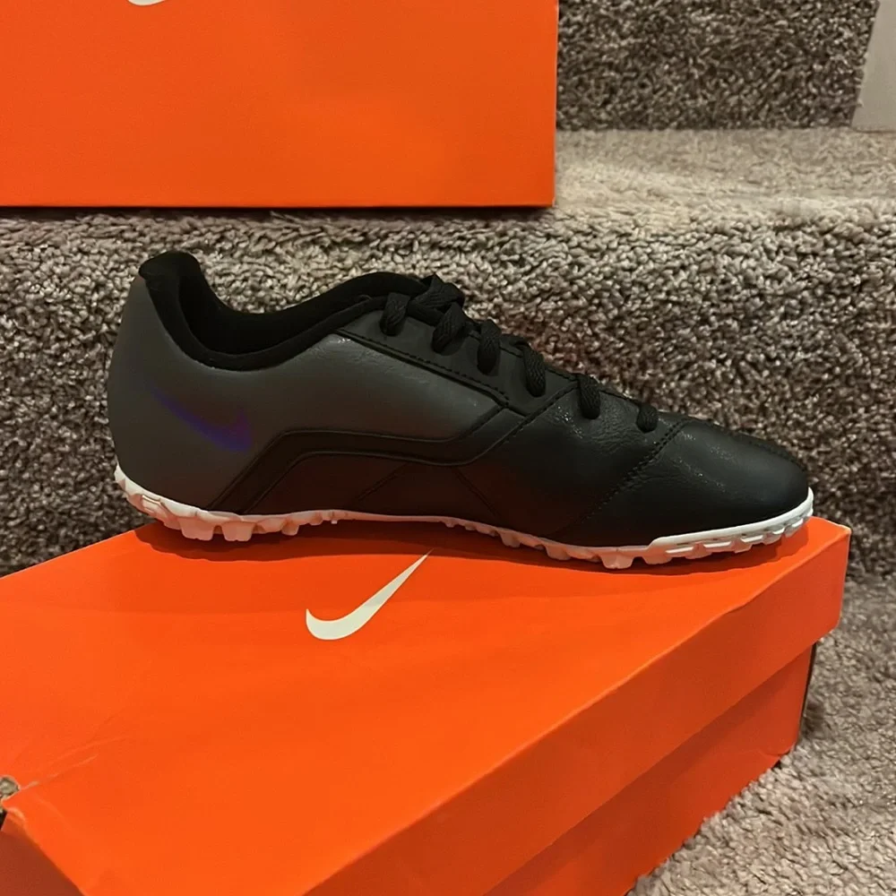 Nike Bomba Jr II Soccer Cleats Indoor shoes new 580443 050 Youth Big Boy 4.5 Y
