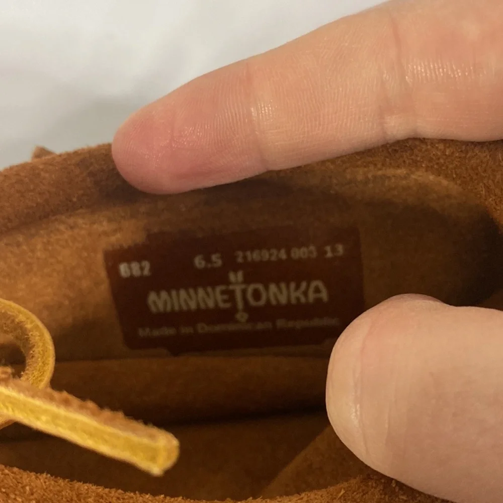 New Minnetonka Classic Fringe Hardsole Moccasin Boot in brown size 6.5