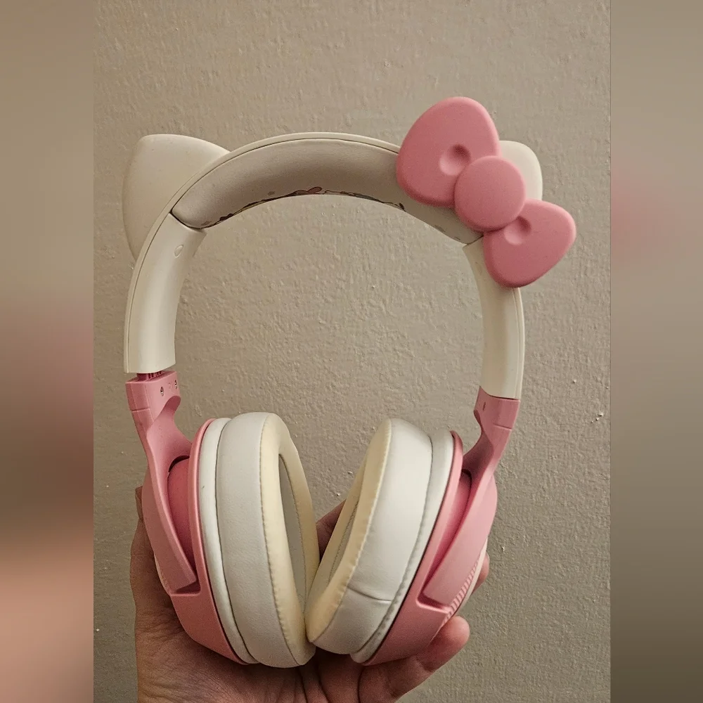 Hello Kitty Razer Kraken Bluetooth Gaming Headset