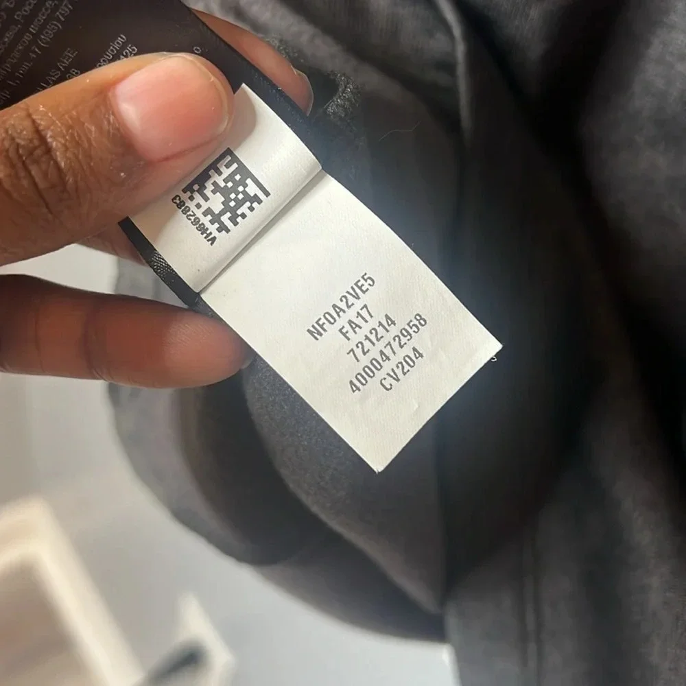 Men’s Gray The North Face Pull over Jacket with zipper Size small