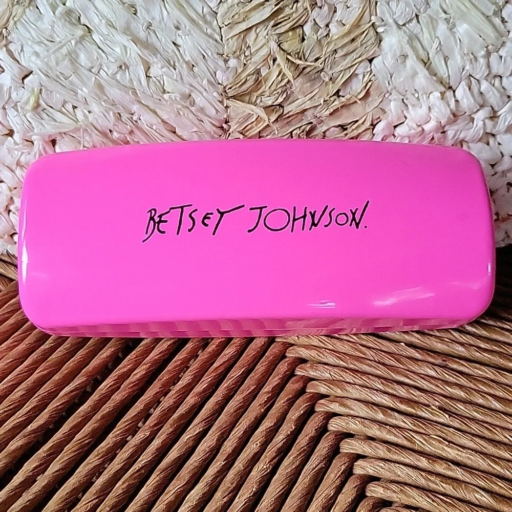 Betsey Johnson pink, hard, eyeglass/sunglass case