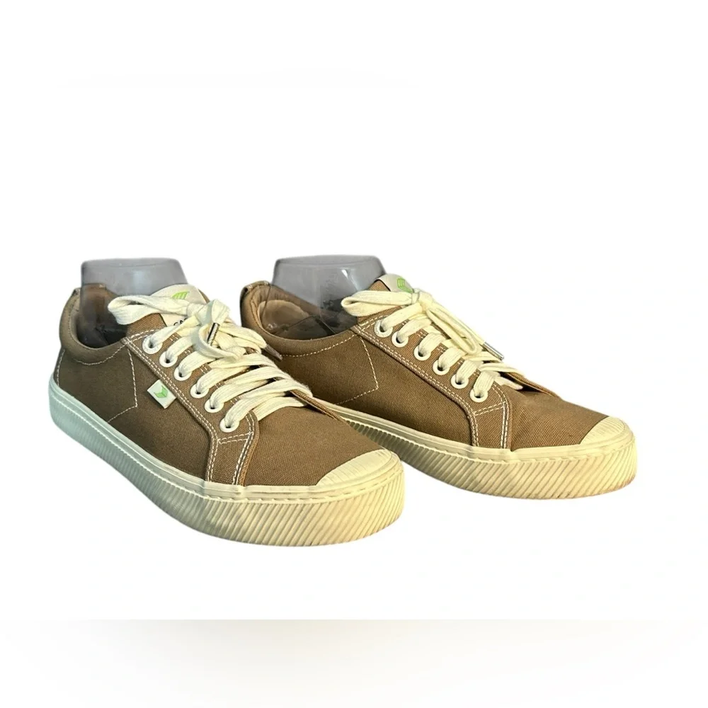 Cariuma stylish tan