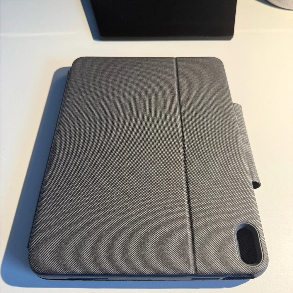 Logitech - Folio Touch Keyboard Folio for iPad Air 11