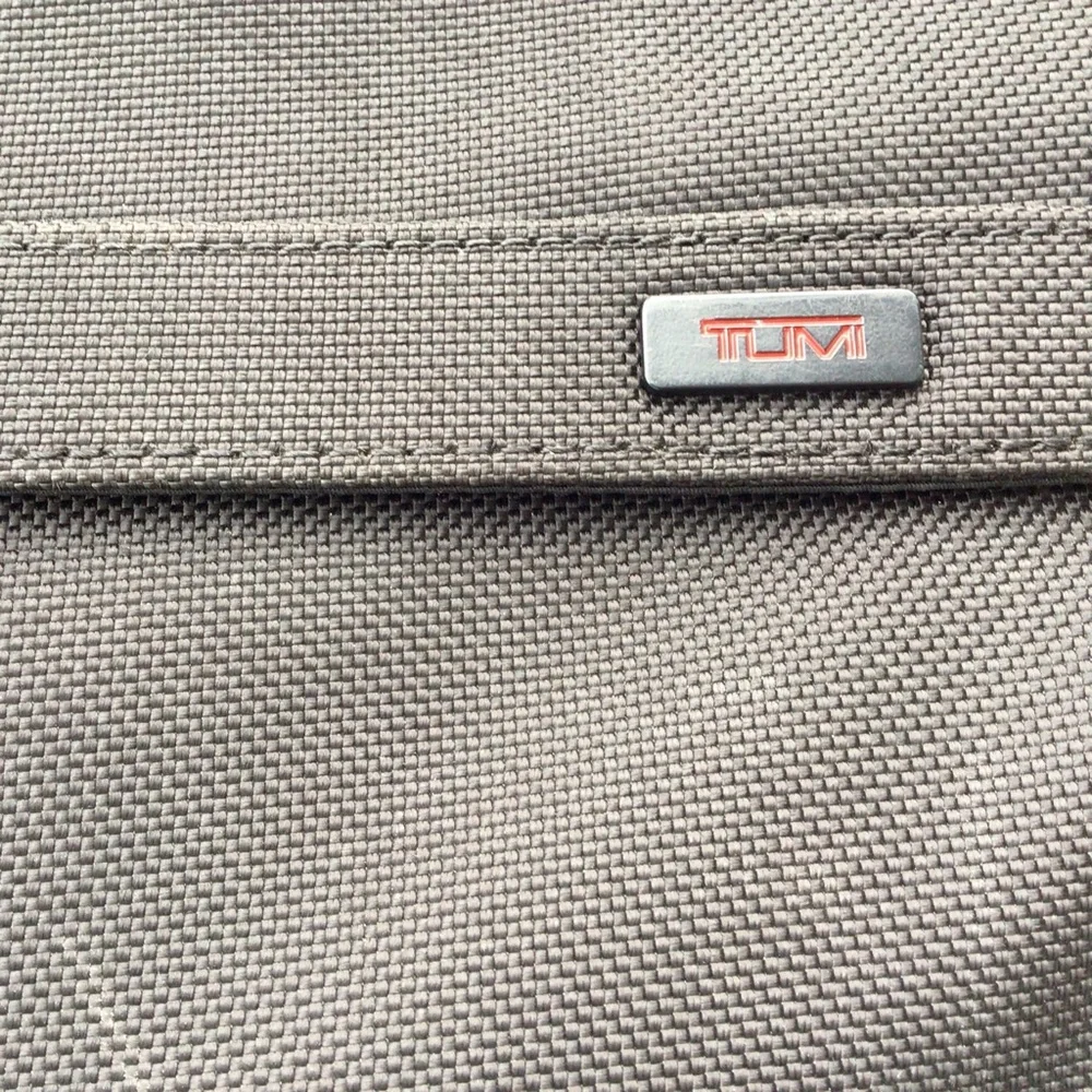 Tumi great grab