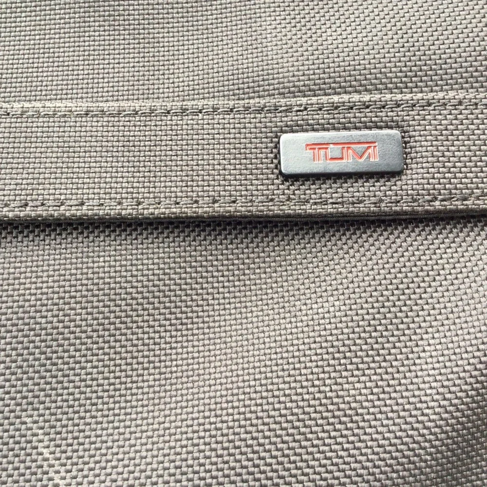 Tumi great grab