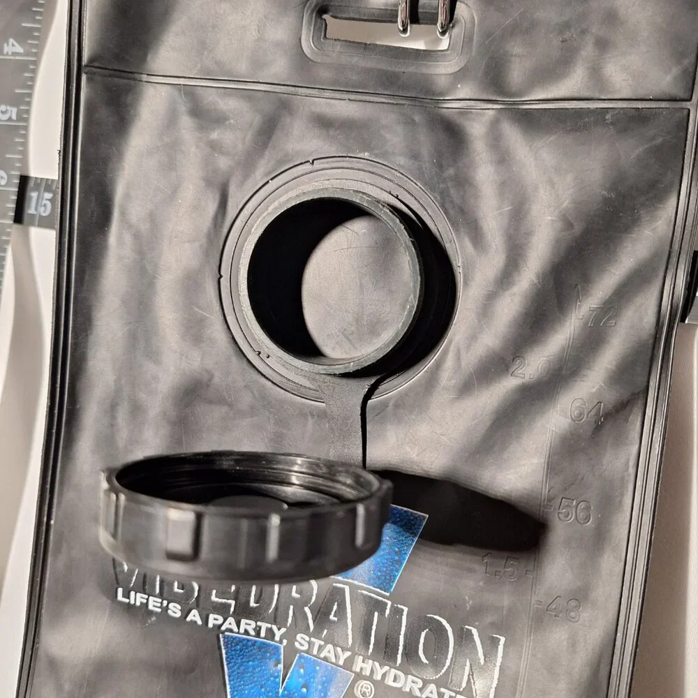 Vibedration hydration bladder