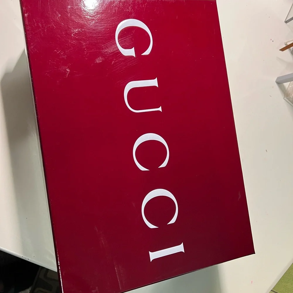 Gucci elegant red