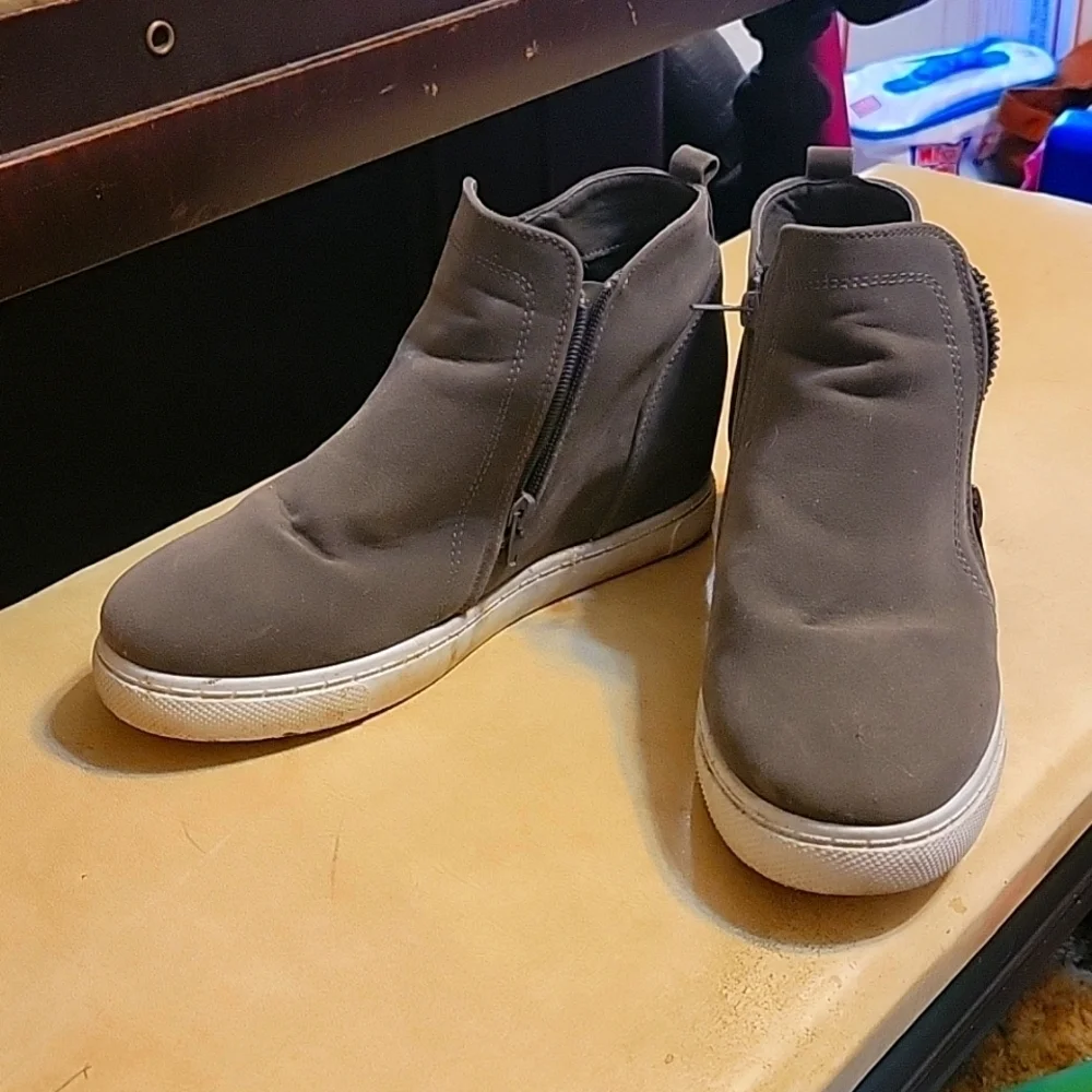 Hardly worn sz 10 Outwoods Grey suede tennis shoe wedges