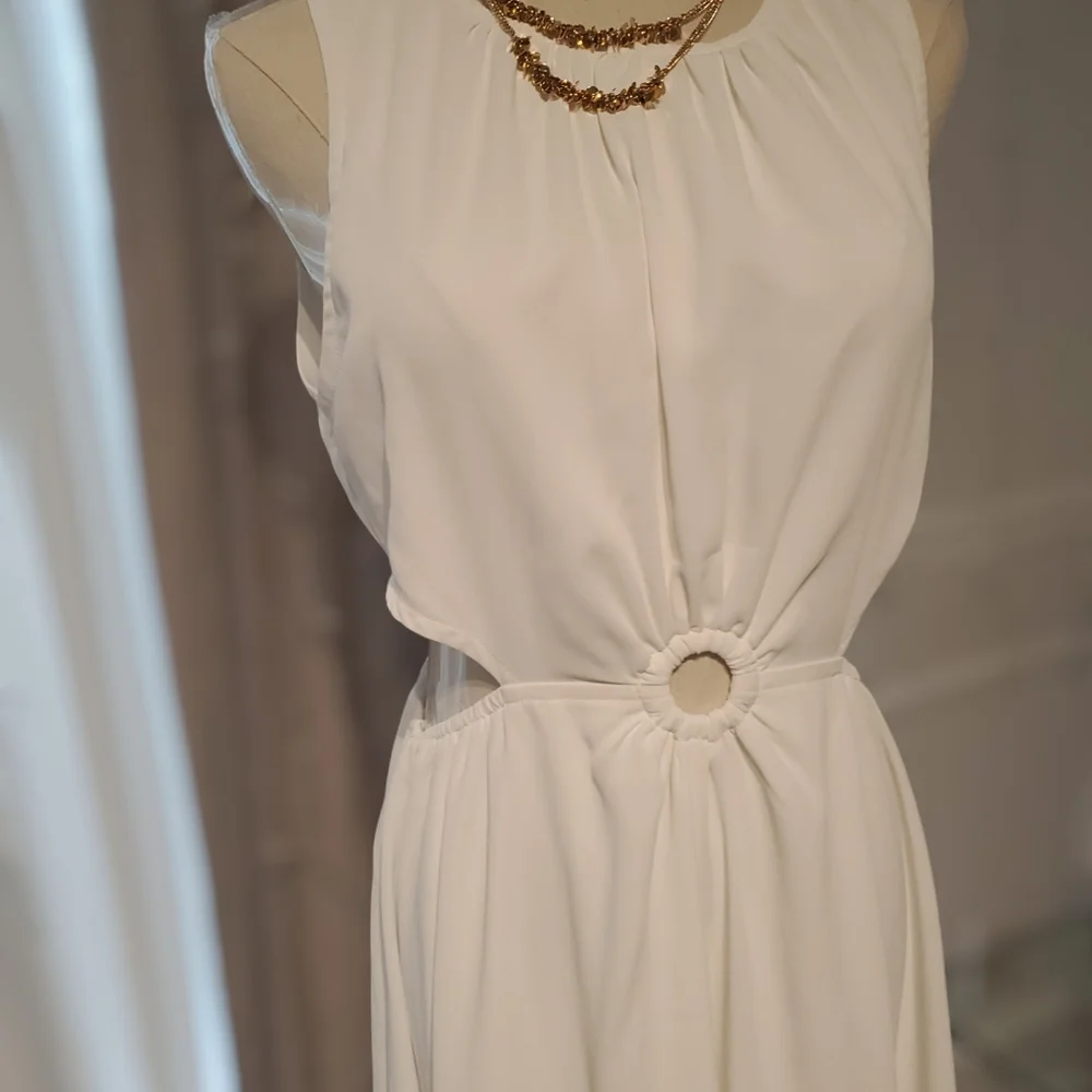 entro sleeveless cutout