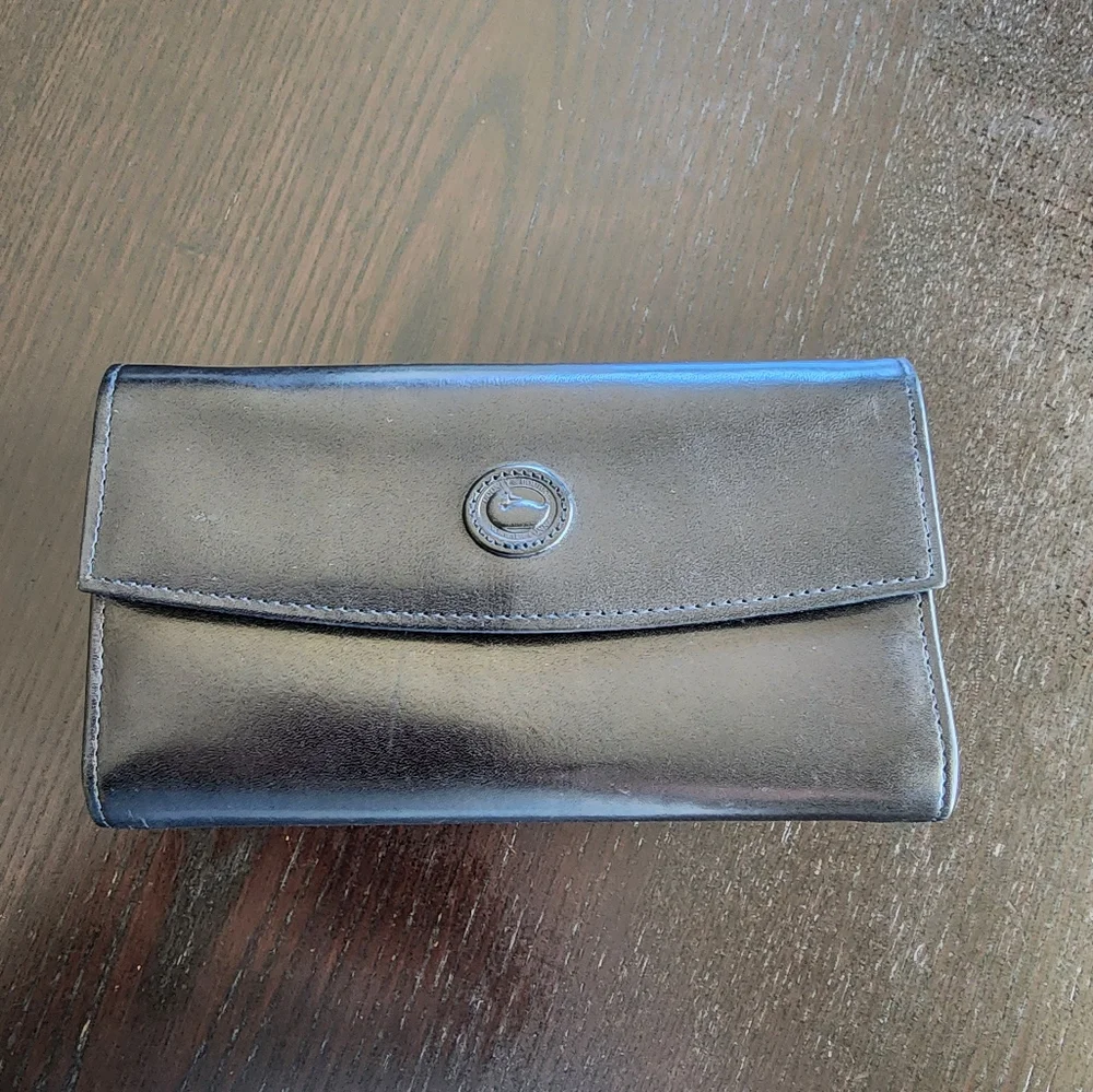 Dooney & Bourke smooth black