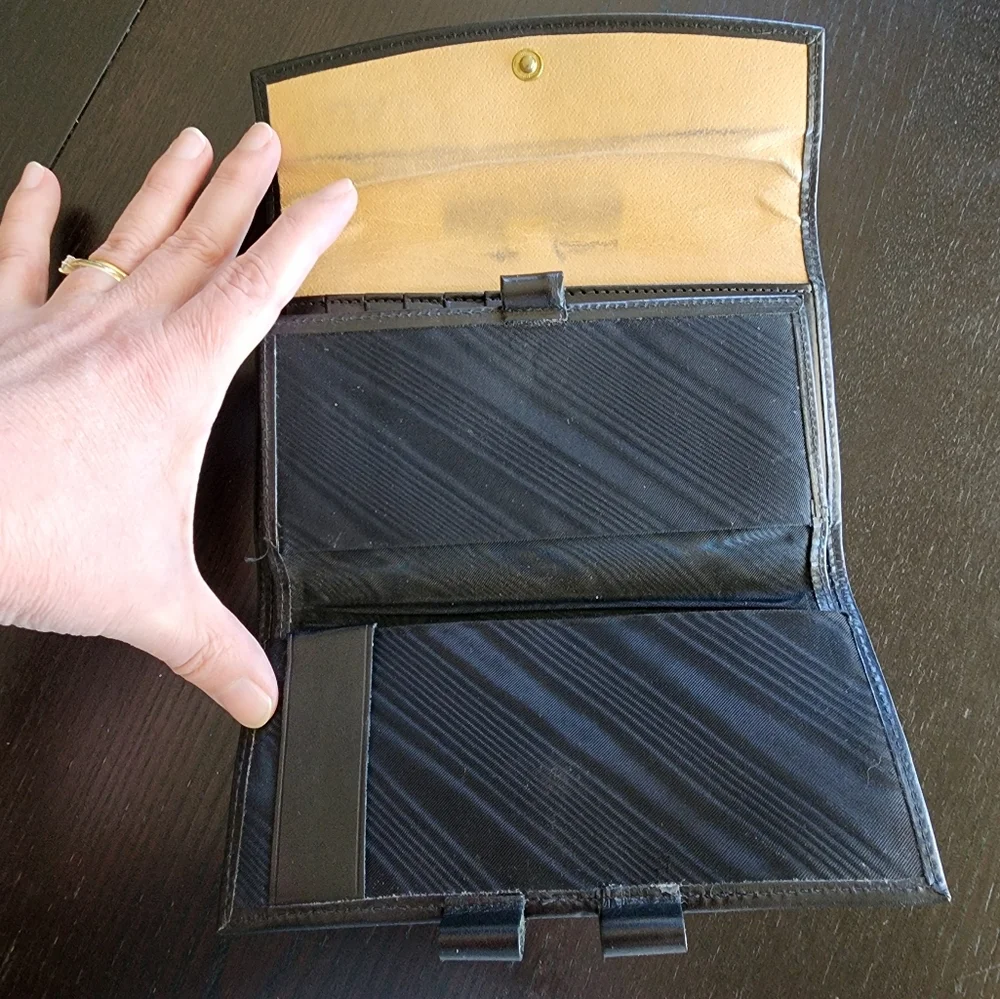 Dooney & Bourke smooth black