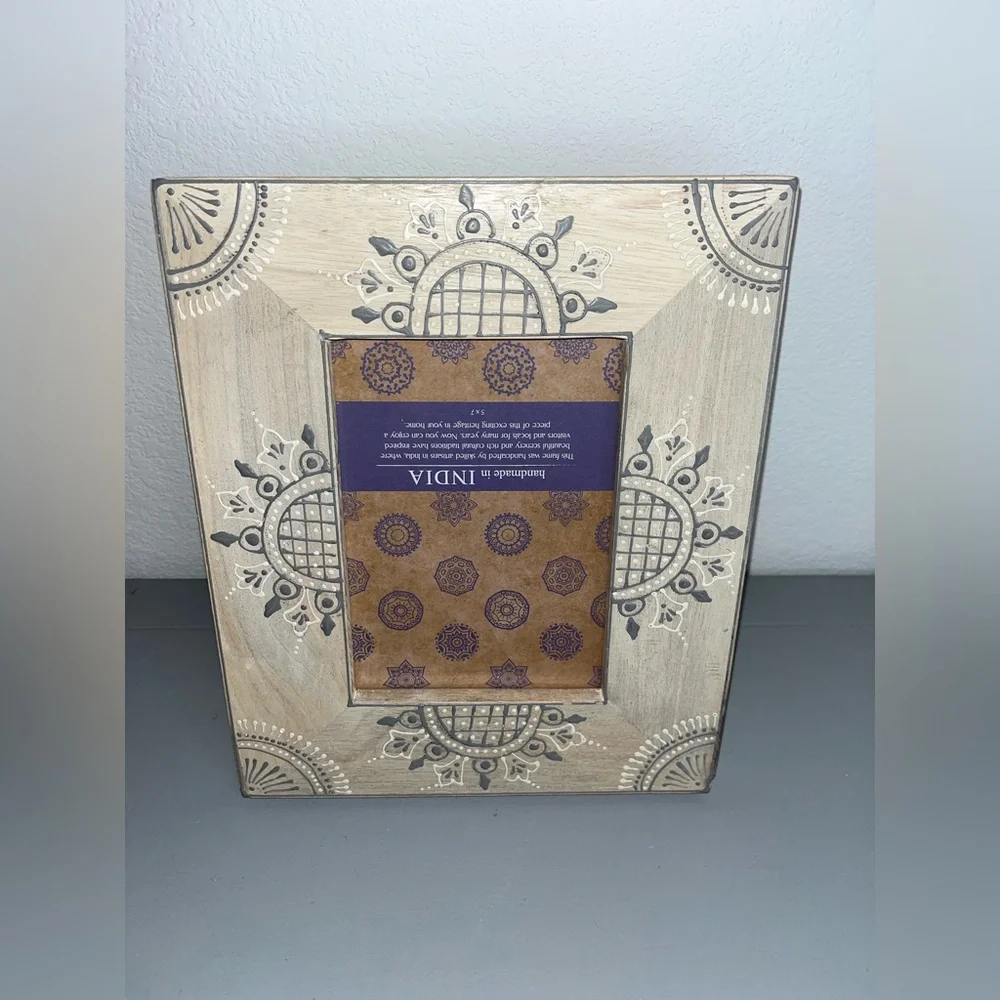 Photo Frame Gray Stained Wood With Delicate Dark Gray and White Design India 4x6