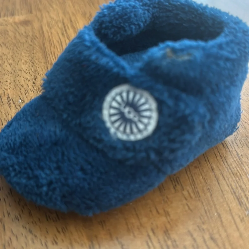 UGG blue keep