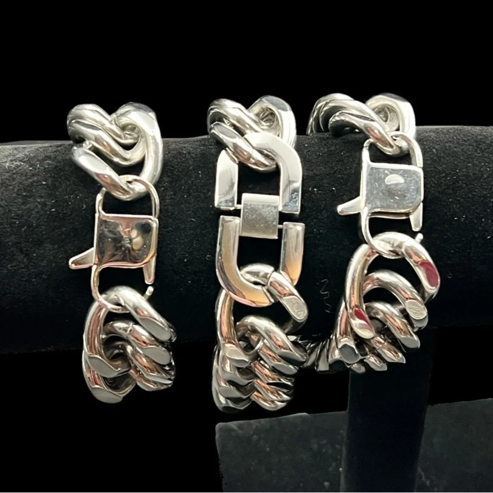 Unbranded bracelet measures