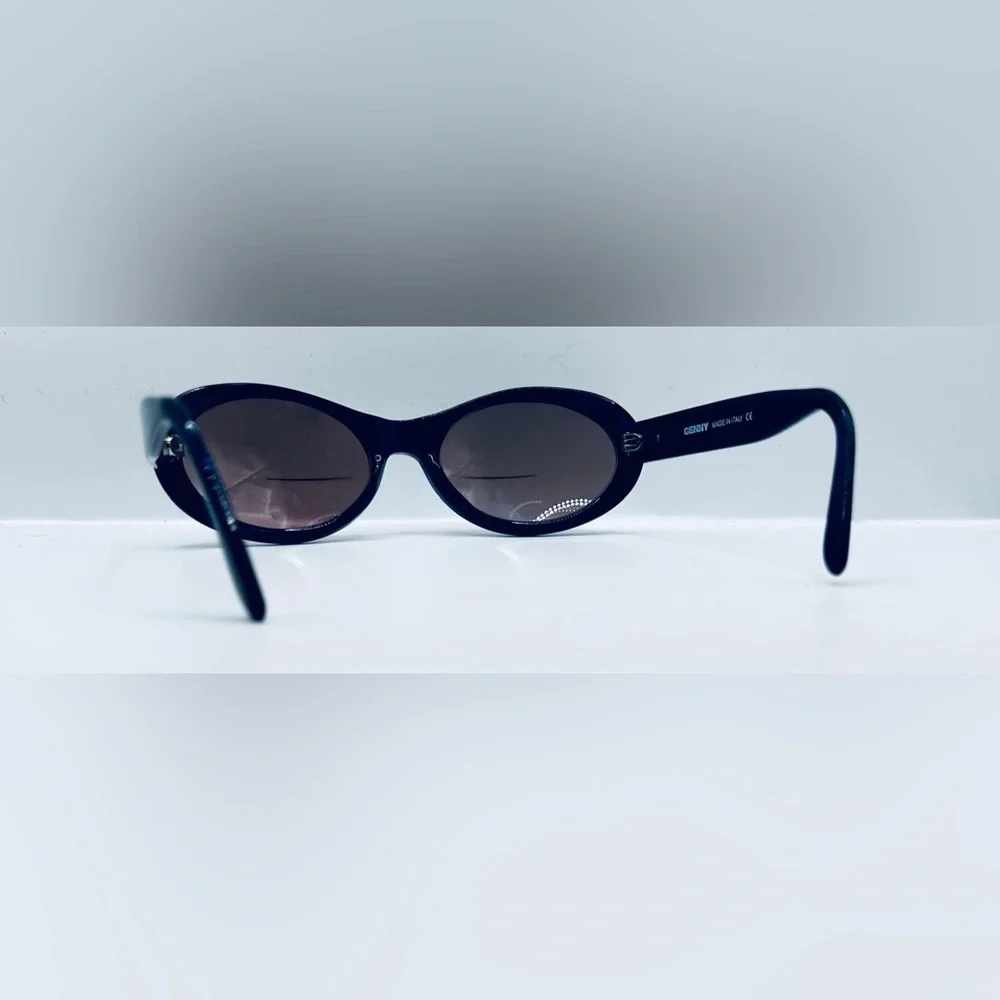 Genny listing pair