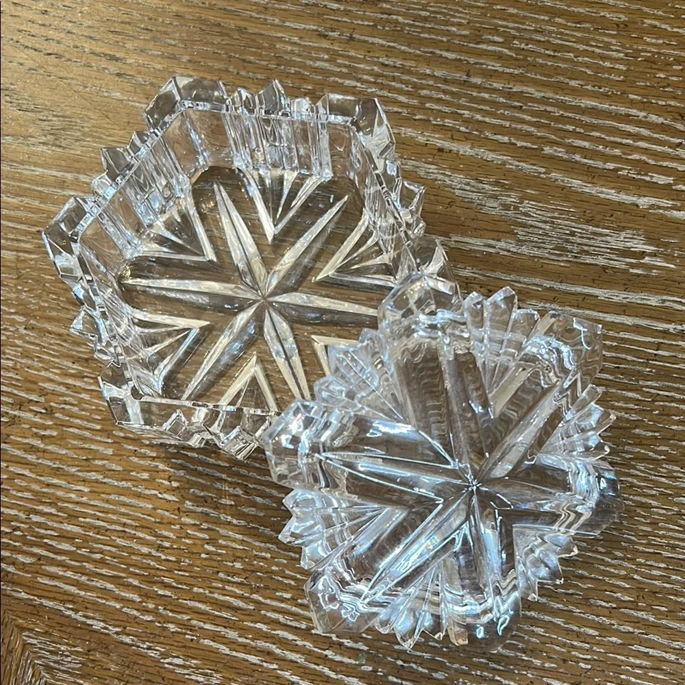 MIKASA SNOWFLAKE CRYSTAL GLASS TRINKET BOX 1.5 inches deep - 4 inches across