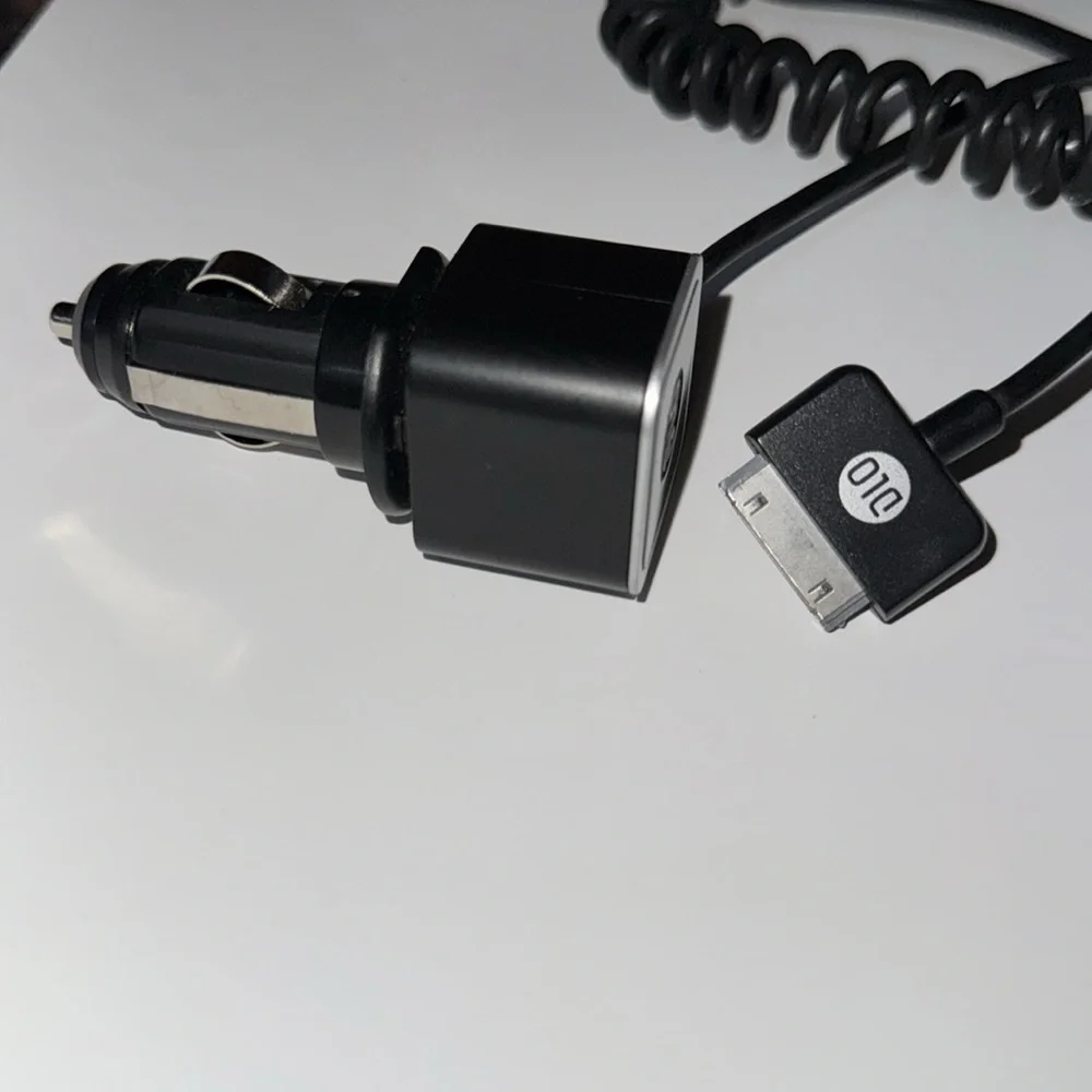 DLO Car Charger 30 pin for Ipod Classic Video Black Car Charger for Cell Phones