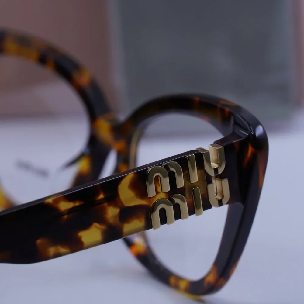 Miu Miu model mu05vv