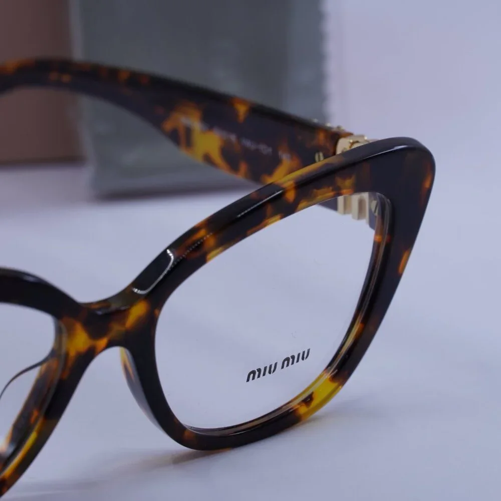 Miu Miu model mu05vv