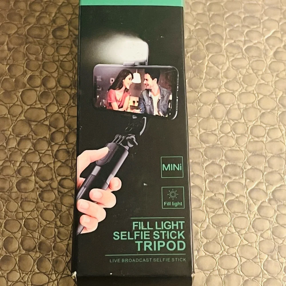 NWT Selfieshow Mini Fill Light Wireless Bluetooth Portable Tripod Selfie Stick