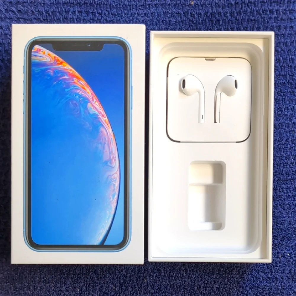 New unused EarPods w/ Lightning Connector in Apple iPhone XE box.