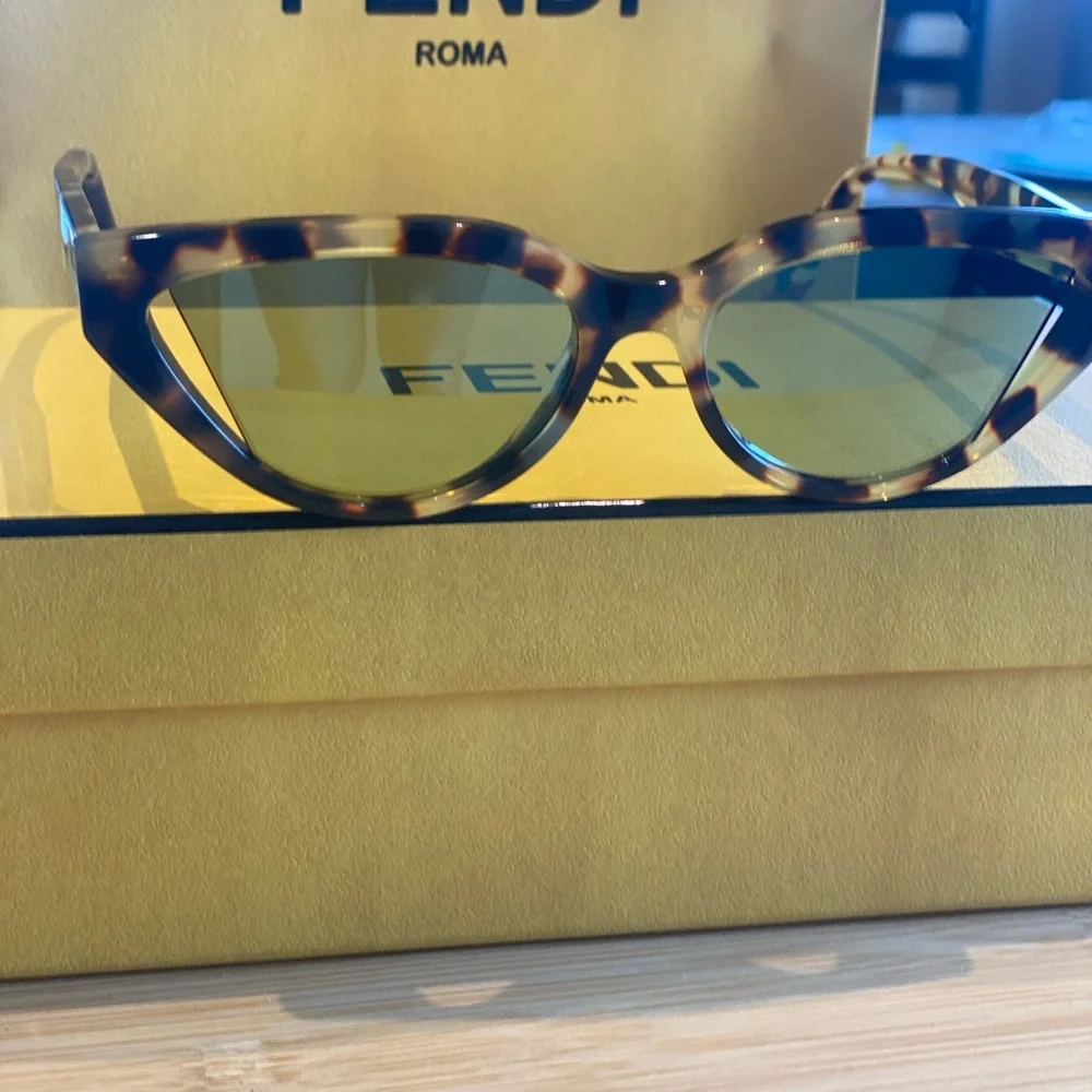 Fendi‎ Cat Eye Sunglasses