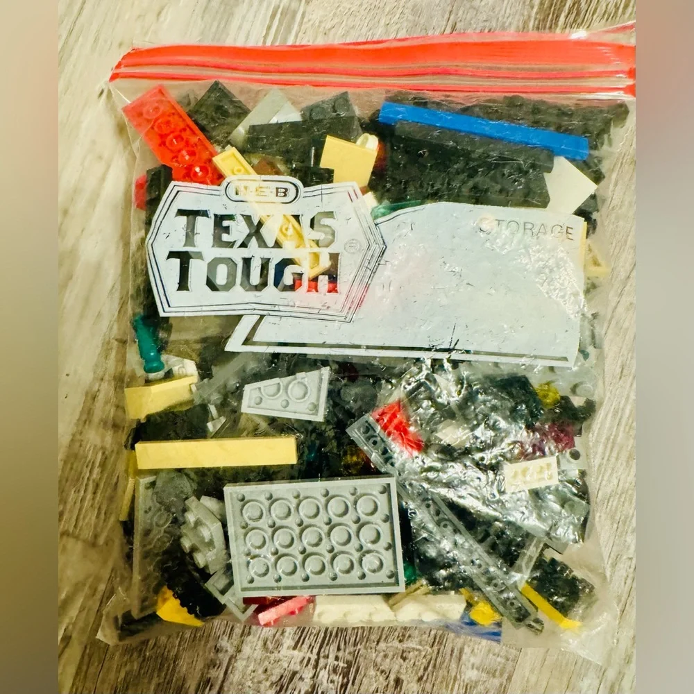 Lego 697 lbs