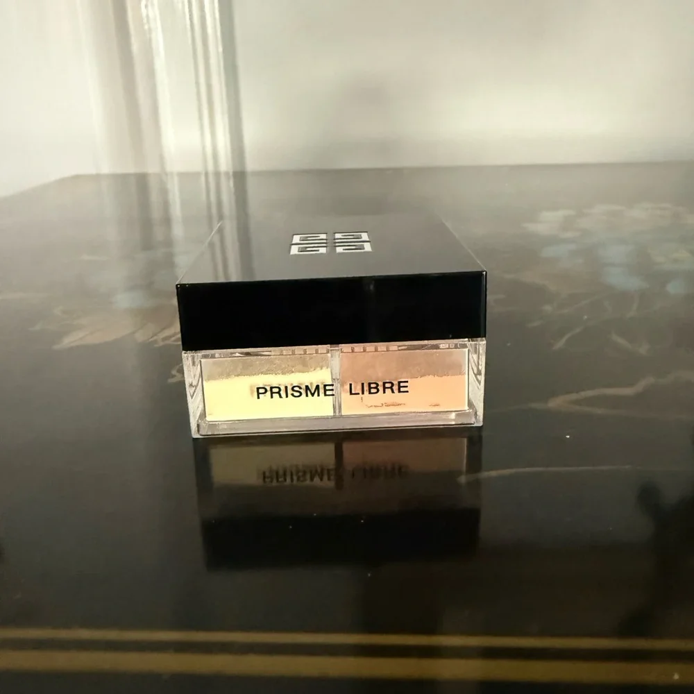 Givenchy powder sleek branding