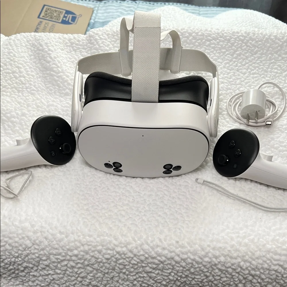VR Headset with Controllers - White and Black