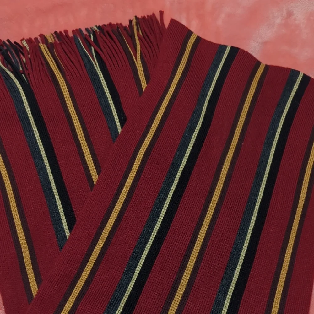 Roundtree & Yorke elegant scarf
