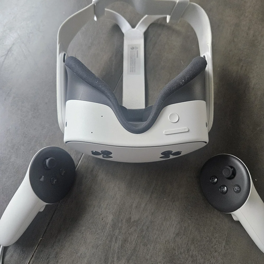 VR Headset with Controllers - White