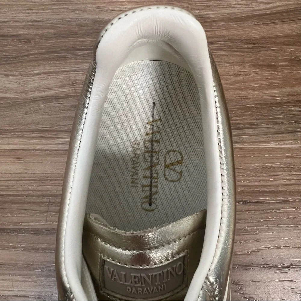 Valentino garavani upvillage