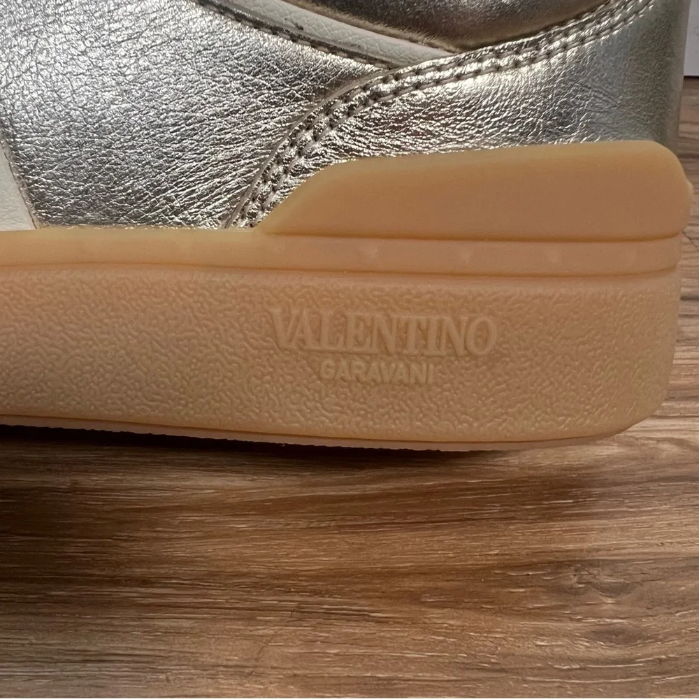 Valentino garavani upvillage