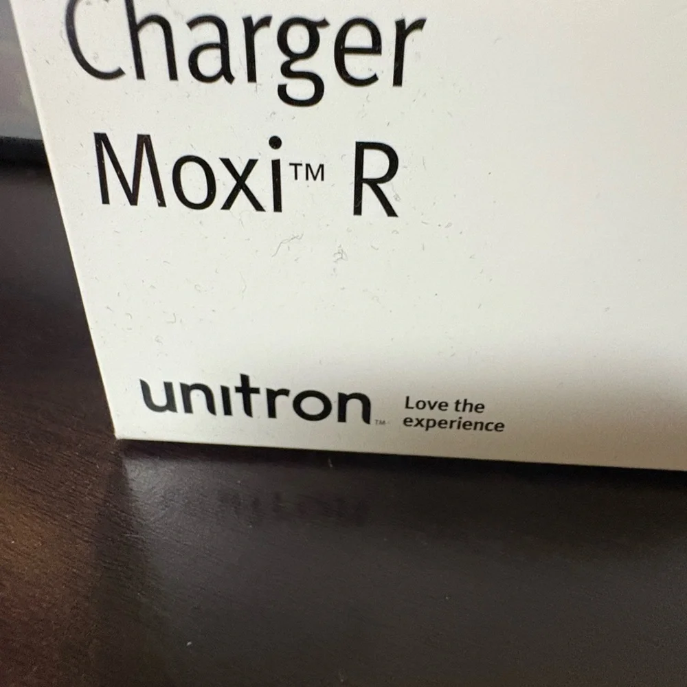Moxi R Wearable Charger - Black