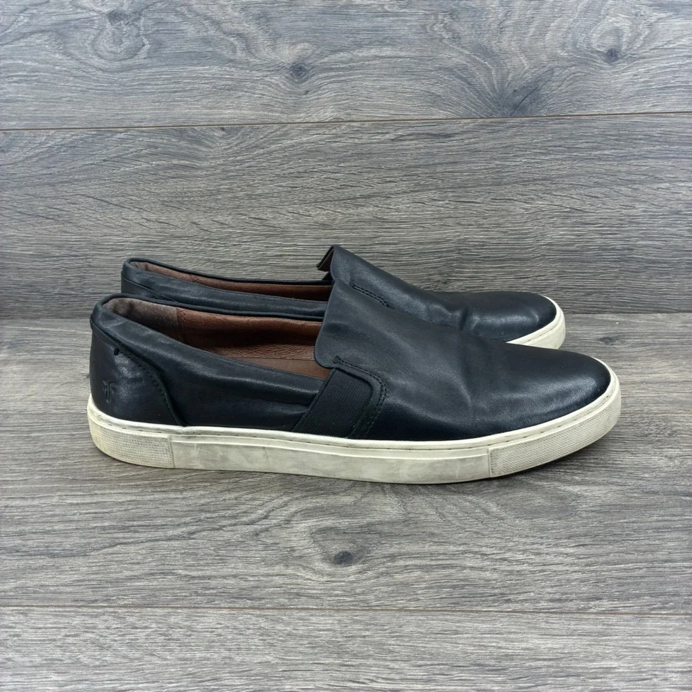 Frye versatile slip