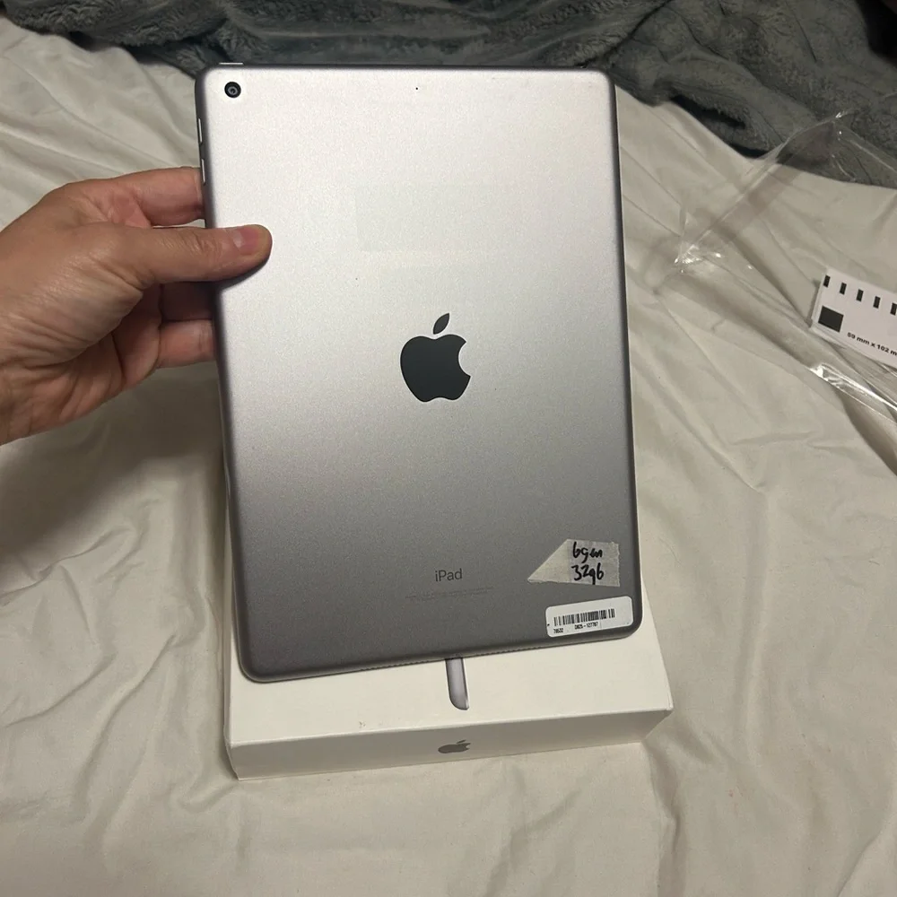 Apple iPad in Sleek Silver 32g 6G