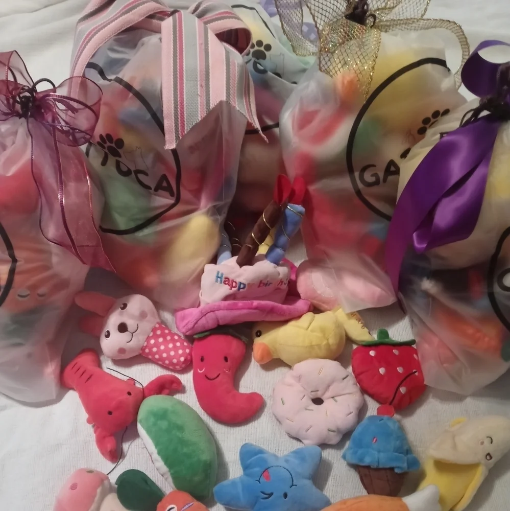 Brand new 12-piece dog/cat sm toys with squeezy noises, comes with colored bows