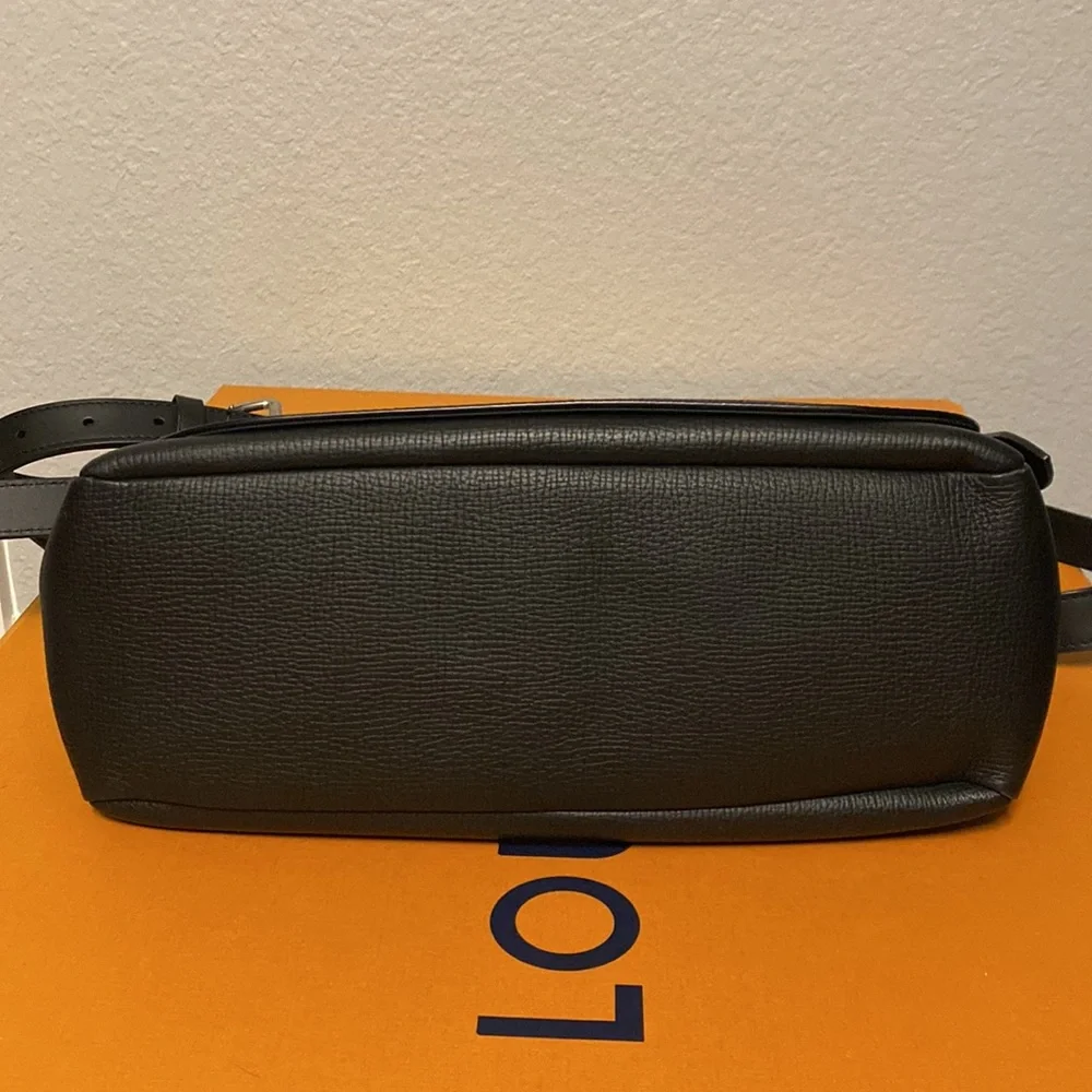 Louis Vuitton 15 makes flaws
